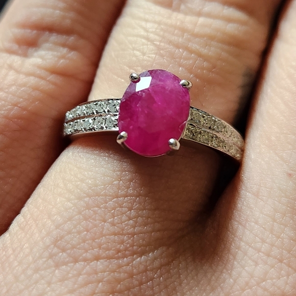 2.05 Carat Ruby and Diamond 14k solid white gold - Picture 2 of 5